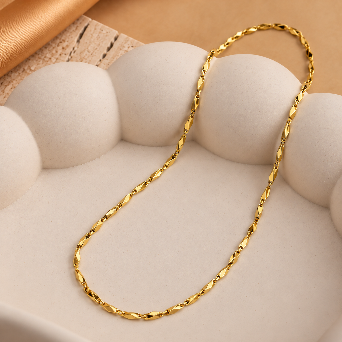 Faceted Twist Chain